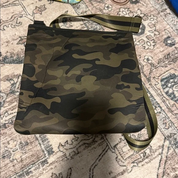 Haute shore Camouflage Crossbody Bag - Picture 2 of 3